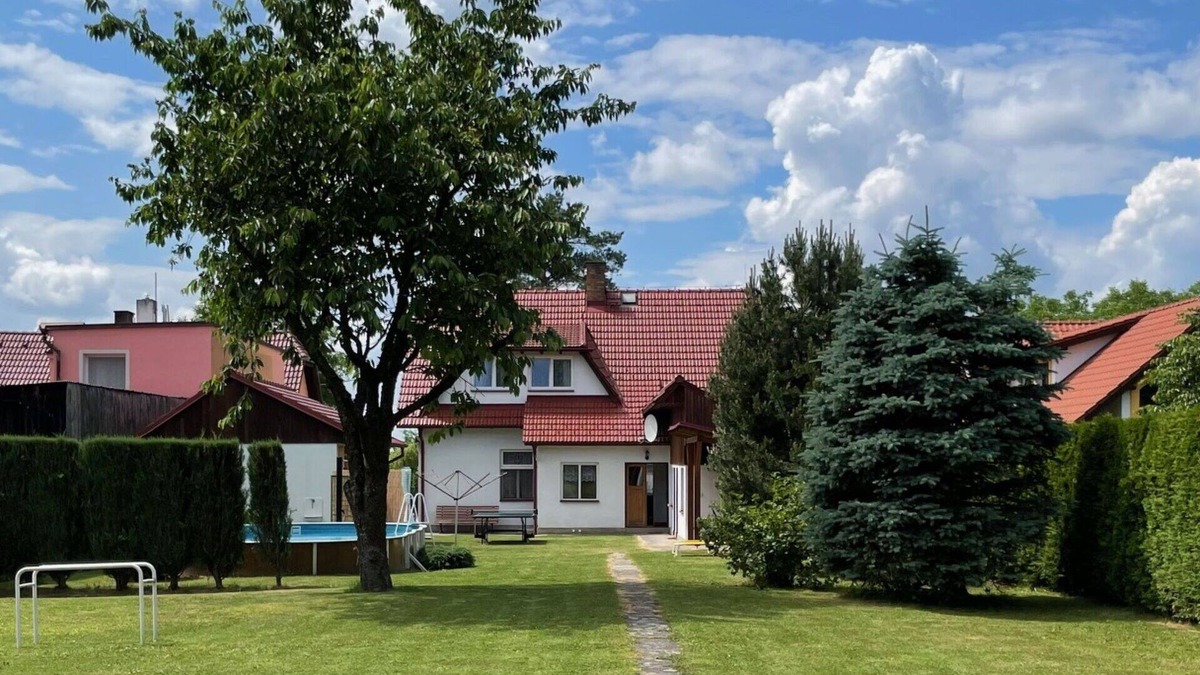 Sudomerice u Bechyne House | Stunning private villa for 11 people with WIFI, TV, patio and pets allowed