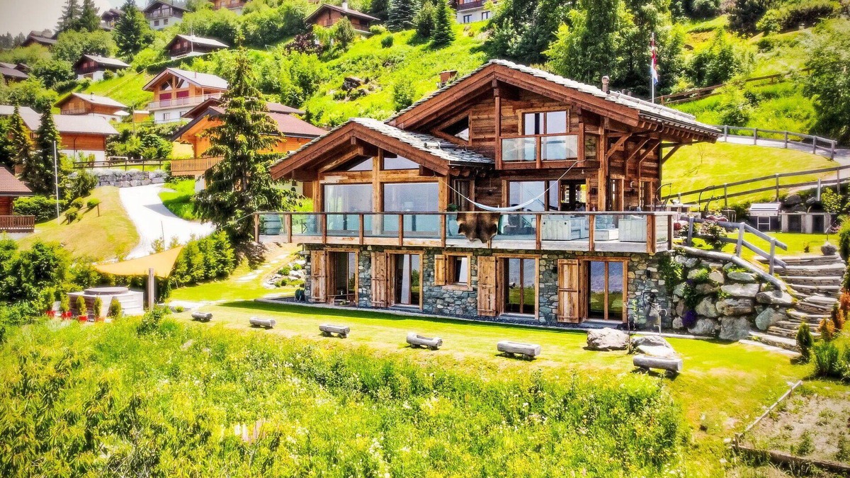 Saint-Pierre-de-Clages House | Stunning private villa for 8 guests with hot tub, WIFI, TV, terrace and pets allowed