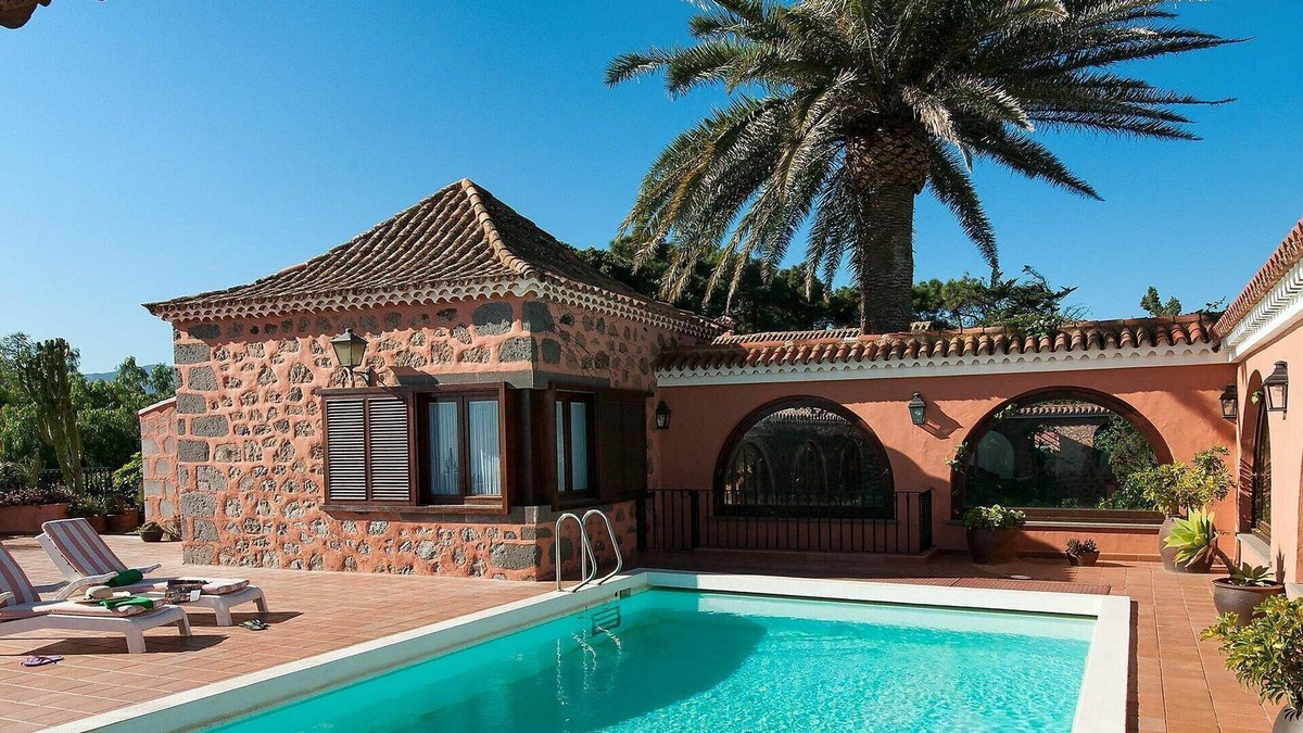 Santa Brigida House | Stunning private villa for 10 guests with WIFI, pool, TV, patio and parking
