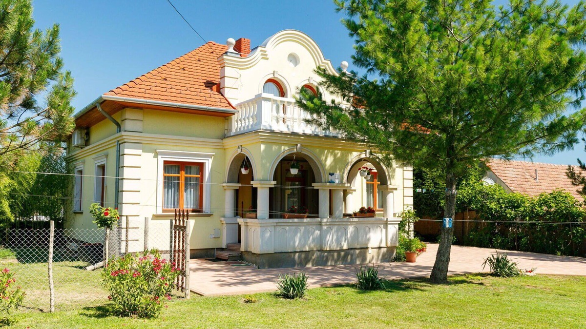 Balatonoszod House | Stunning private villa for 10 guests with WIFI, A/C, TV, terrace and parking