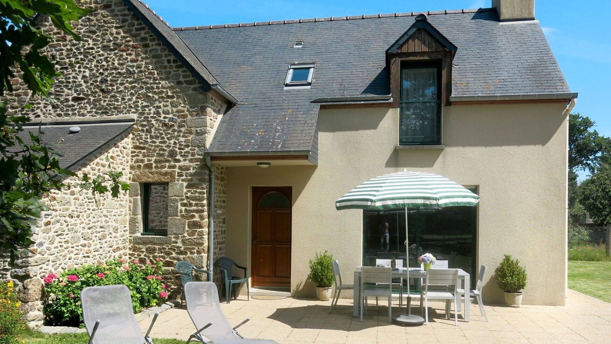 Le Tronchet House | Stunning private villa for 6 people with WIFI, TV and terrace