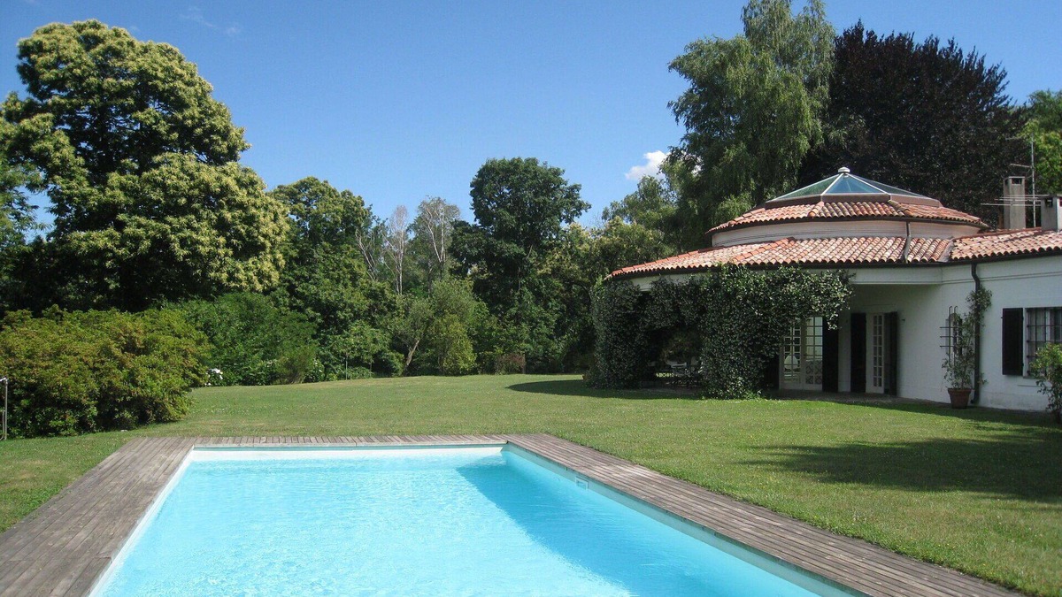 Dormelletto Villa | Stunning private villa for 12 people with WIFI, private pool, TV and patio