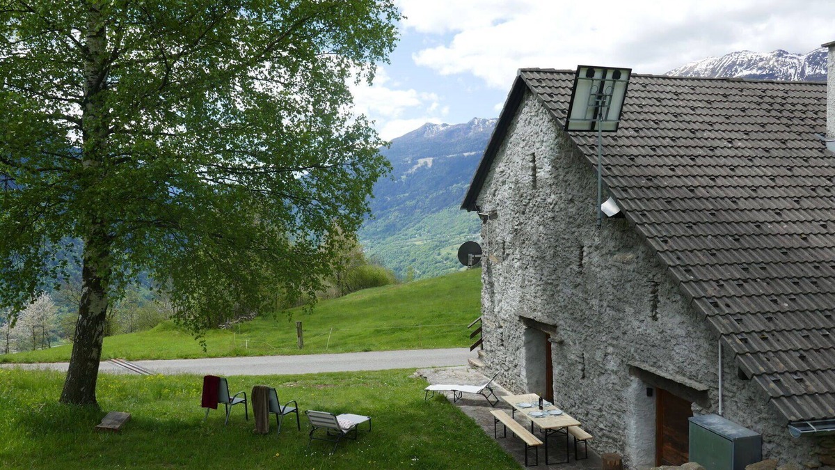 Blenio House | Stunning private villa for 4 people with WIFI, TV, pets allowed and panoramic view