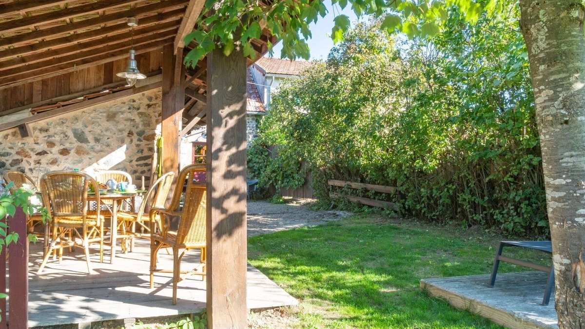 Chiddes House | Stunning private villa for 4 guests with WIFI, TV, terrace and pets allowed