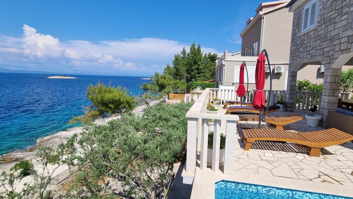 Prigradica House | Stunning private villa for 6 guests with A/C, WIFI, private pool, TV and terrace