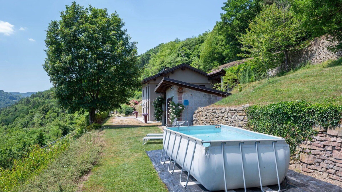 Bossolasco House | Stunning private villa for 6 people with WIFI, private pool, TV, patio and pets allowed