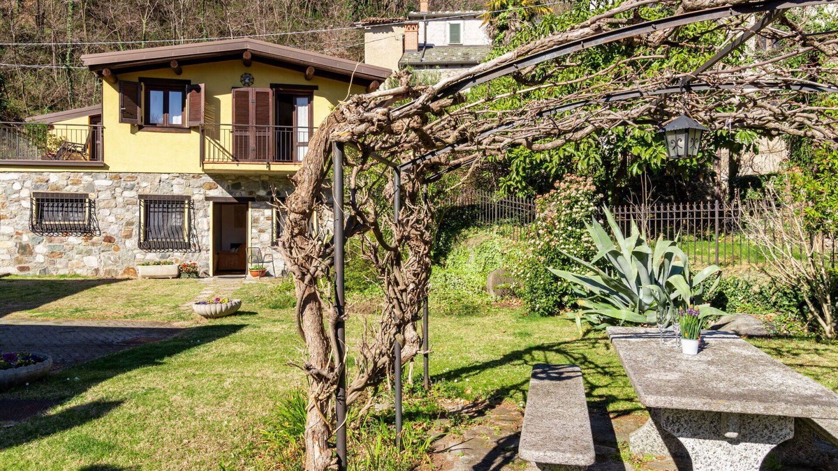 Trezzone House | Stunning private villa for 4 guests with WIFI, TV, patio and parking