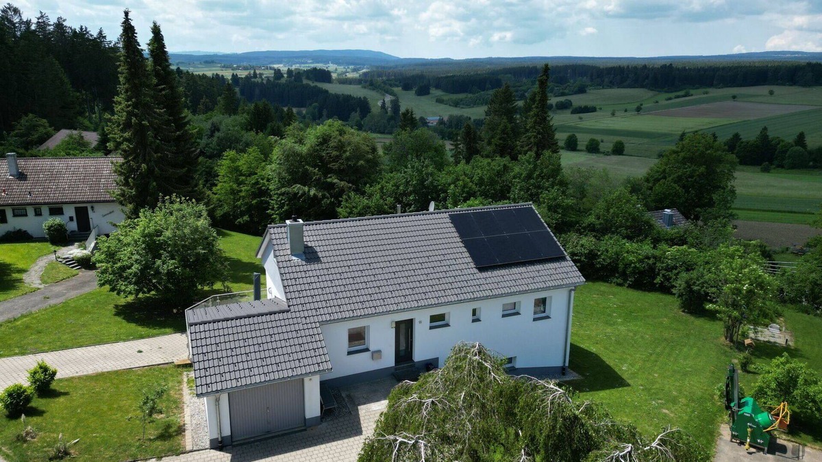 Loffingen House | Stunning private villa for 9 guests with WIFI, TV, terrace, pets allowed and panoramic view