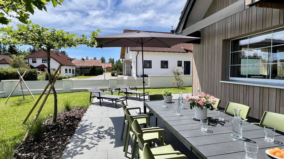 Loffingen House | Stunning private villa for 8 guests with WIFI, TV, patio and pets allowed