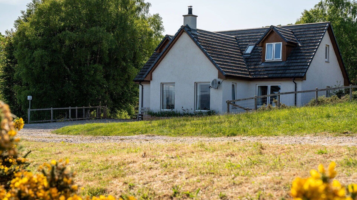 Loch Ness House | Stunning private villa for 7 people with WIFI, TV, patio and panoramic view