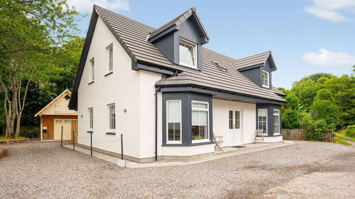 Drumnadrochit House | Stunning private villa for 8 guests with WIFI, TV, patio and pets allowed