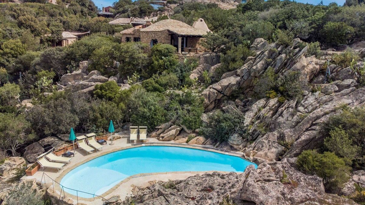 Capriccioli Villa | Stunning private villa for 6 guests with WIFI, A/C, private pool, TV, terrace and pets allowed