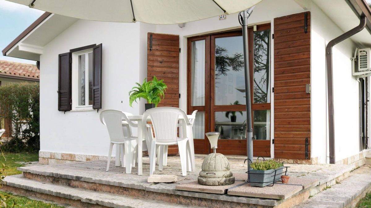 Calmasino House | Stunning private villa for 6 guests with pool, WIFI, A/C, TV, terrace, pets allowed and parking