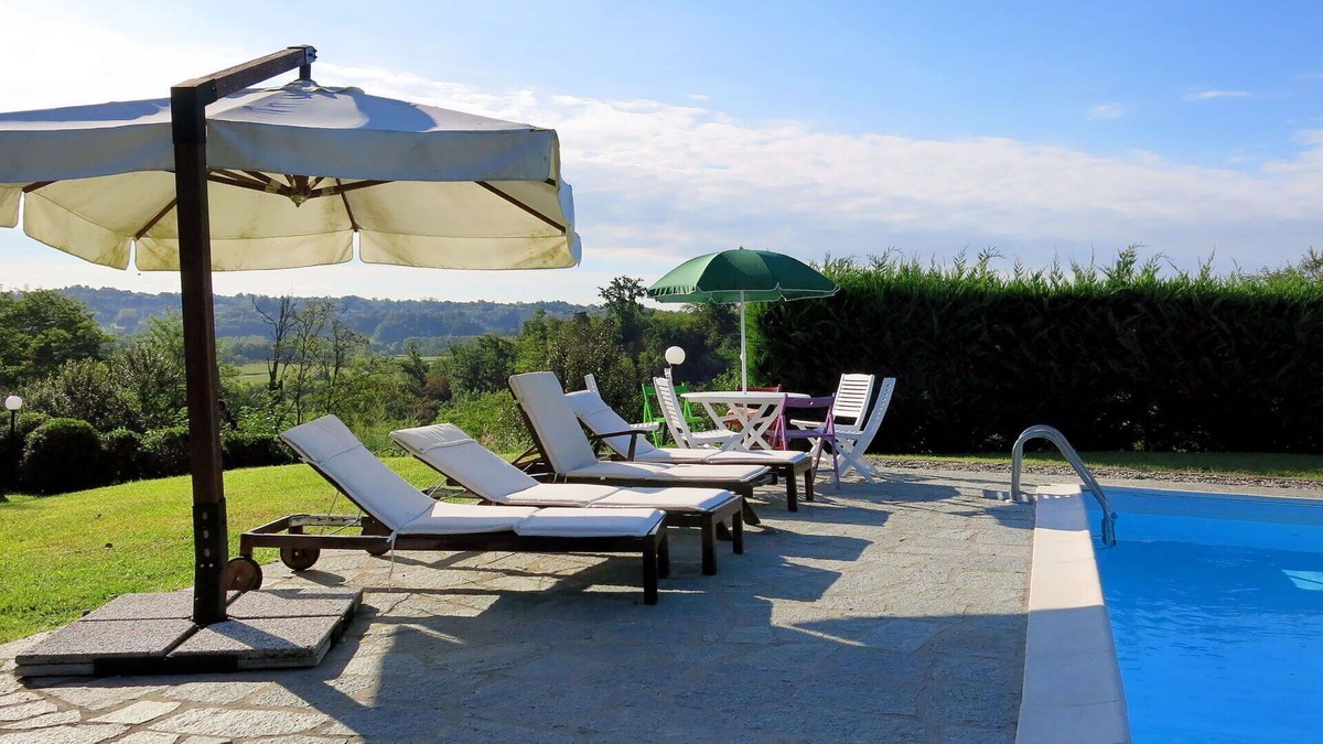 Capriglio House | Stunning private villa for 10 guests with WIFI, private pool, TV, terrace and pets allowed