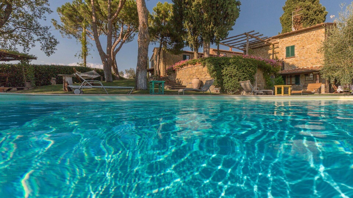 Lucignano Villa | Stunning private villa for 15 guests with private pool, WIFI, TV, veranda and panoramic view
