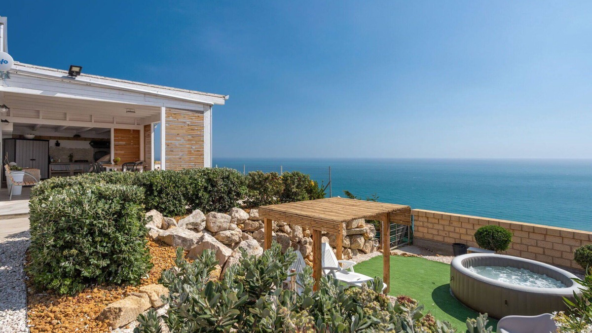 Realmonte Villa | Stunning private villa for 6 people with A/C, WIFI, TV, terrace, pets allowed and panoramic view