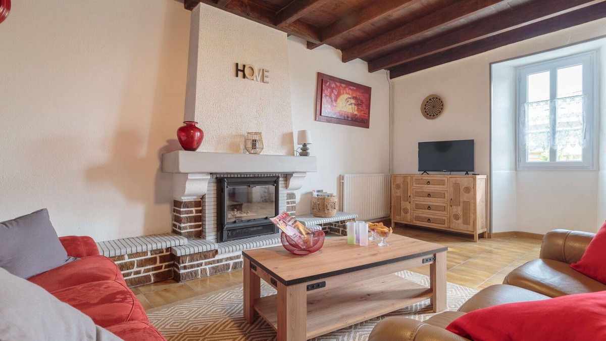 Berneuil Villa | Stunning private villa for 4 people with WIFI, TV, terrace and pets allowed