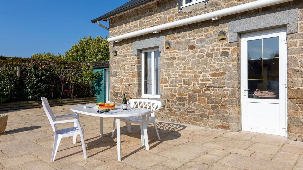 Cancale House | Stunning private villa for 6 guests with WIFI, private pool, TV and terrace