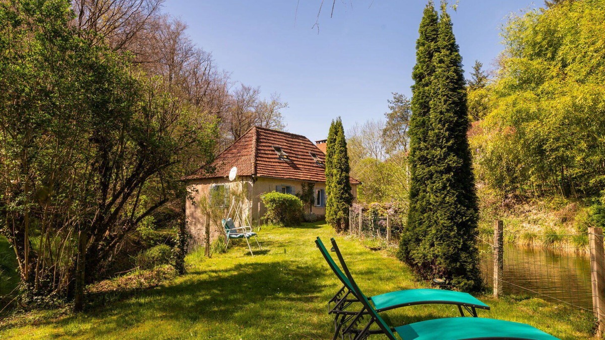 Teyssieu House | Stunning private villa for 4 people with TV, terrace and pets allowed