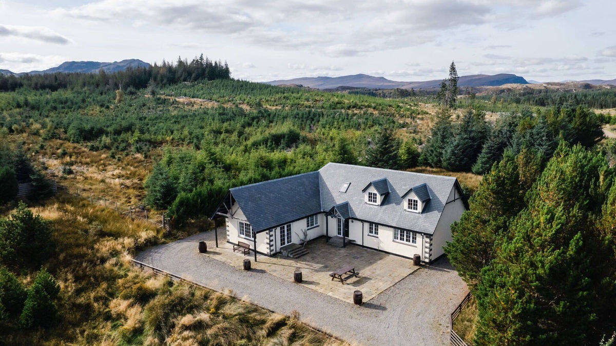 Loch Ness House | Stunning private villa for 6 guests with WIFI, TV, patio and panoramic view