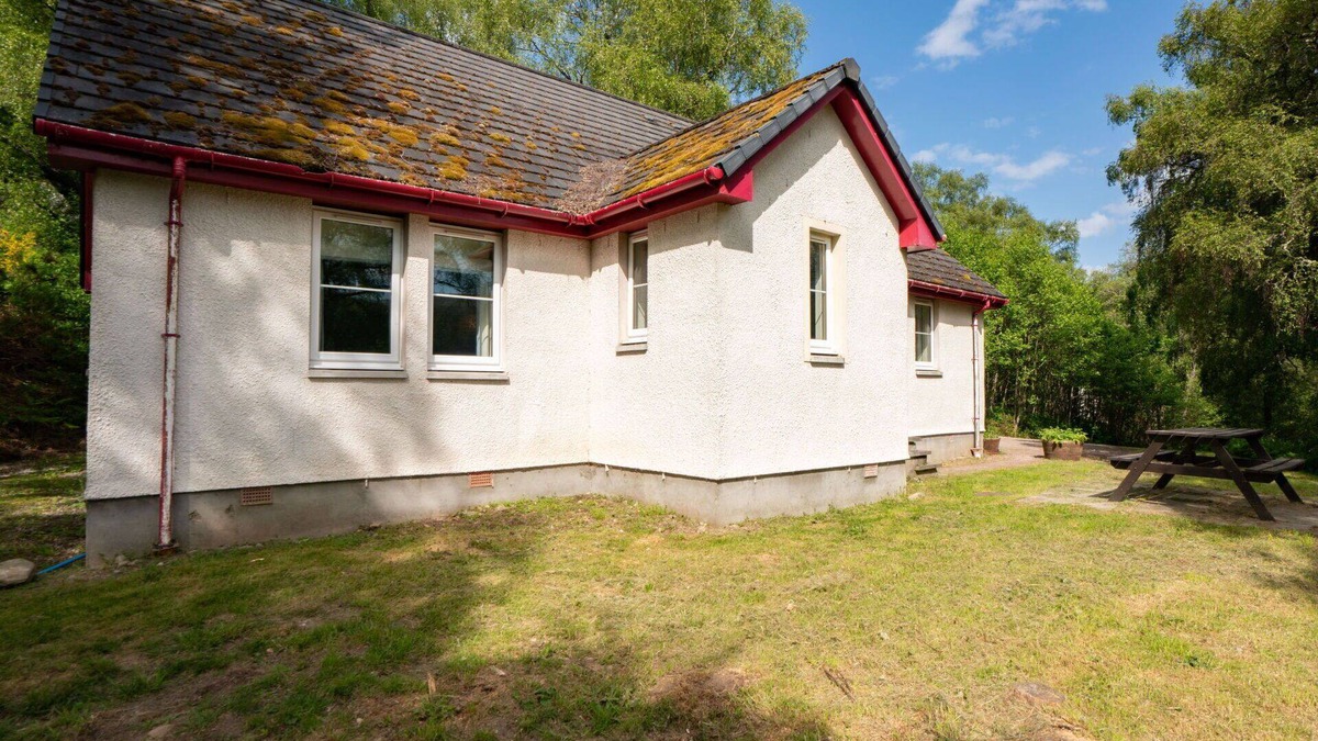 Bearnock House | Stunning private villa for 4 guests with TV, patio, pets allowed, panoramic view and parking