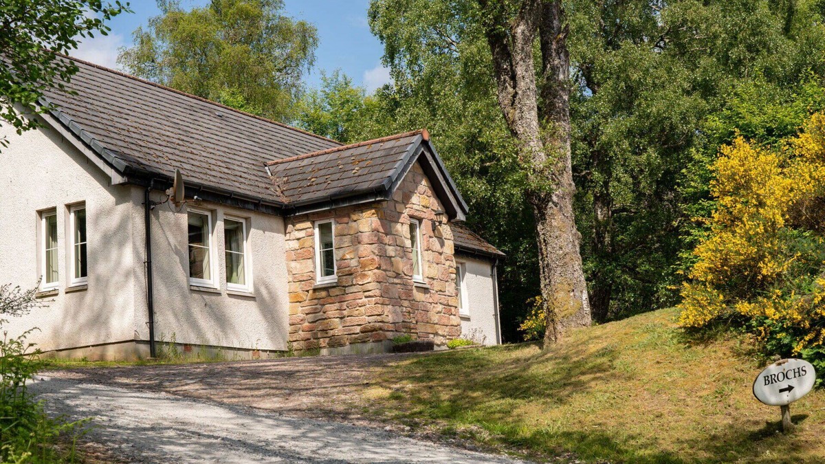 Bearnock House | Stunning private villa for 4 people with TV, patio, pets allowed, panoramic view and parking