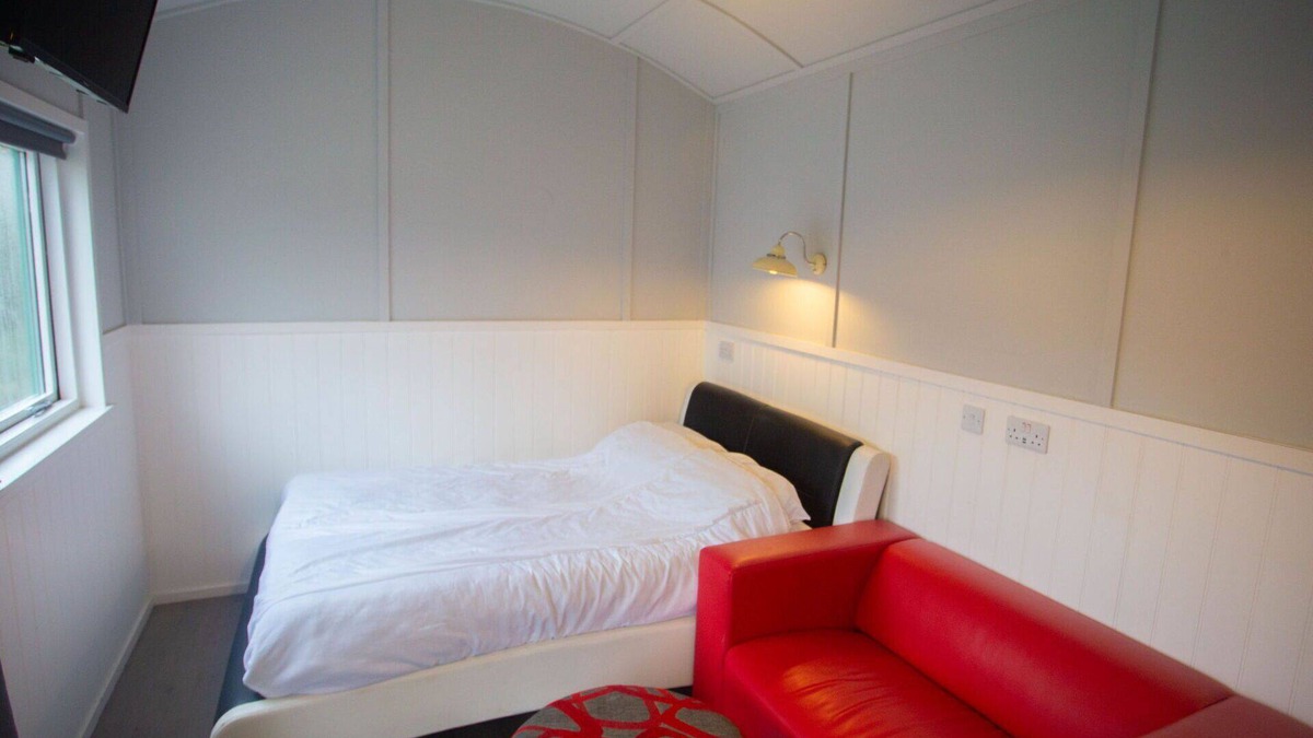 Glen Urquhart House | Stunning private villa for 2 people with TV, patio and parking