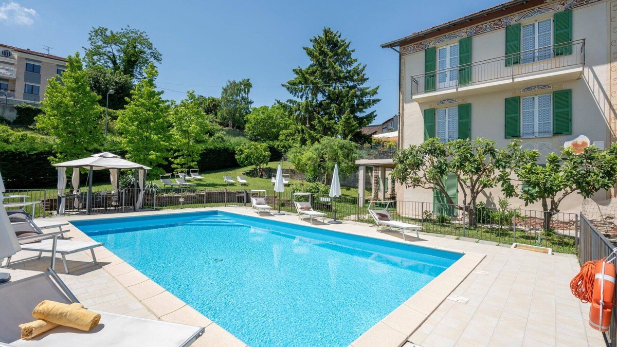 La Morra Villa | Stunning private villa for 8 guests with WIFI, private pool, TV and patio