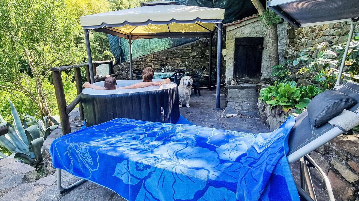 Montorgiali House | Stunning private villa for 5 people with A/C, hot tub, WIFI, TV, patio and pets allowed