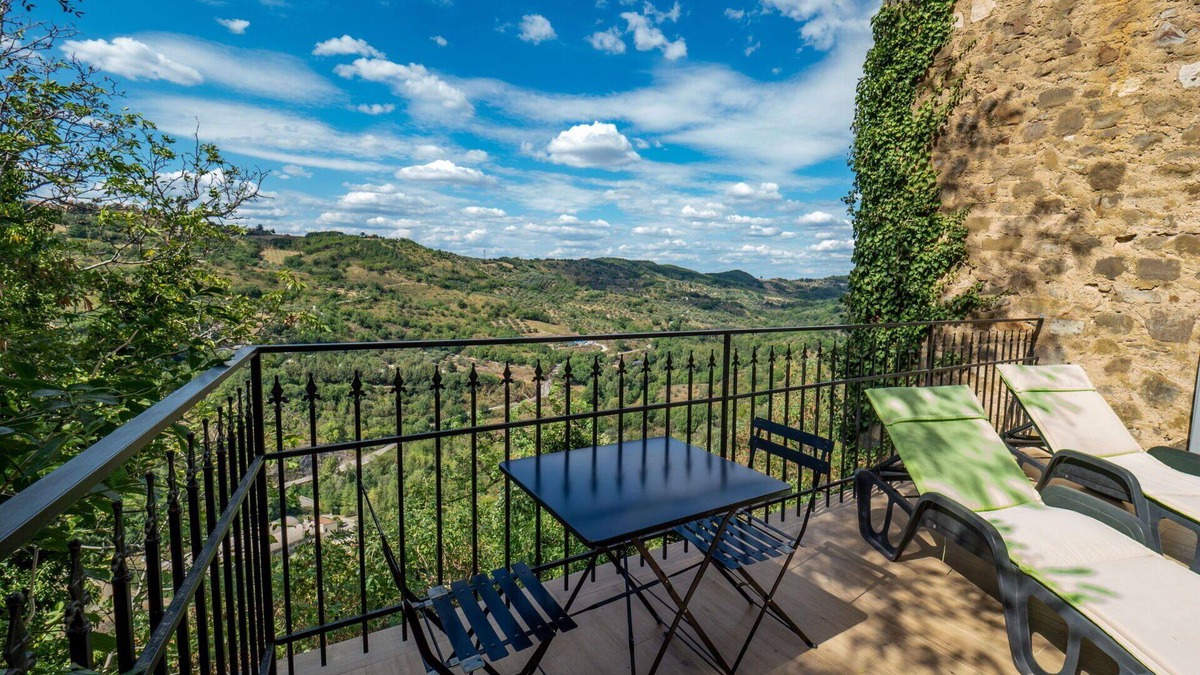 Seggiano House | Stunning private villa for 4 guests with hot tub, A/C, WIFI, TV, terrace and panoramic view