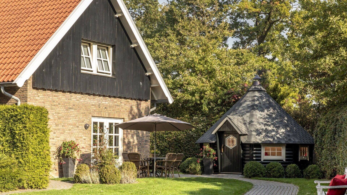 Losser House | Stunning private villa for 16 guests with WIFI, TV and terrace