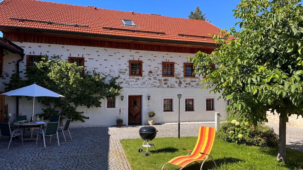 Regau Villa | Stunning private villa for 8 people with WIFI, TV, terrace and pets allowed