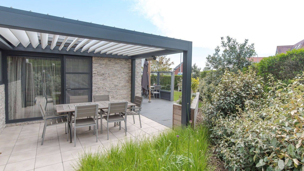 Bredene House | Stunning private villa for 5 guests with WIFI, TV, terrace and parking