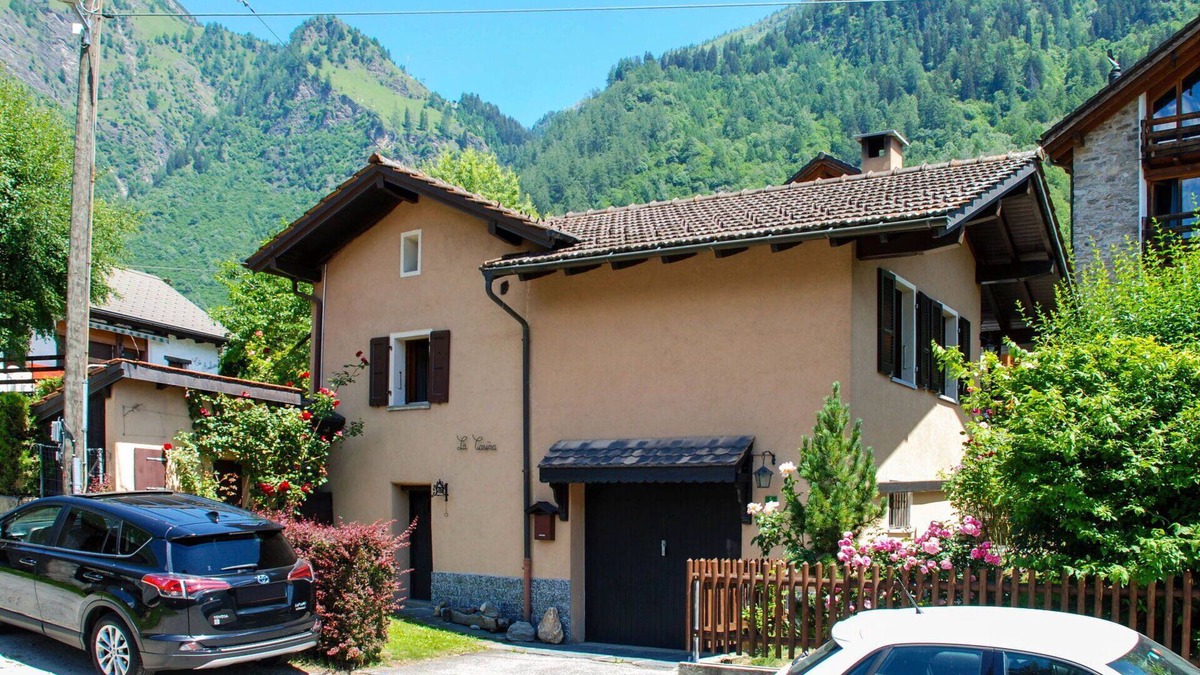 Olivone House | Stunning private villa for 4 people with WIFI, TV, patio, pets allowed and panoramic view