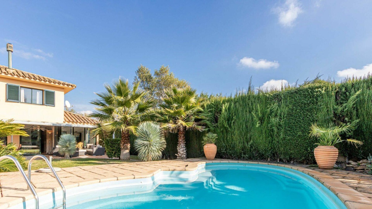 Navata House | Stunning private villa for 4 guests with A/C, private pool, TV, patio and parking