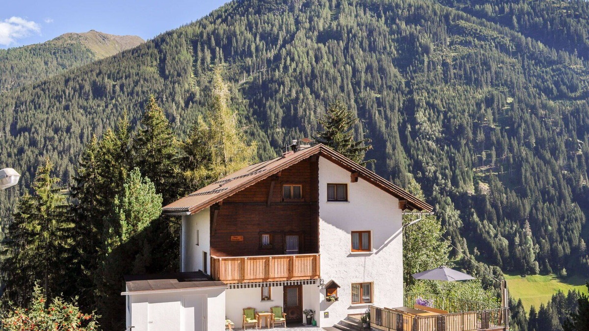 See House | Stunning private villa for 10 people with WIFI, TV and balcony