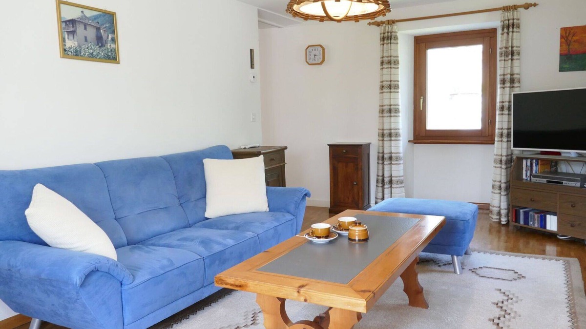 Grono House | Stunning private villa for 5 guests with WIFI, TV, patio, pets allowed and panoramic view