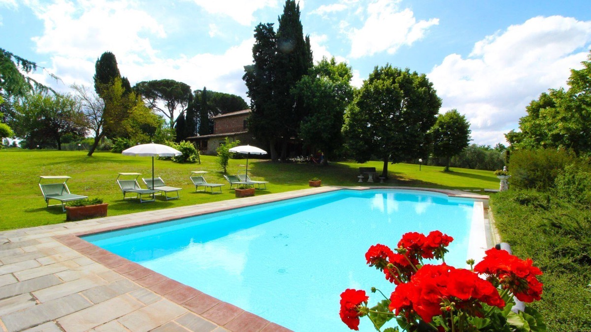 Le Piazze Villa | Stunning private villa for 6 guests with private pool, TV and pets allowed