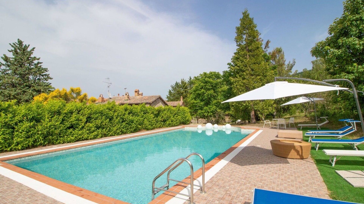 Montelovesco Villa | Stunning private villa for 12 guests with WIFI, private pool, balcony, pets allowed and parking