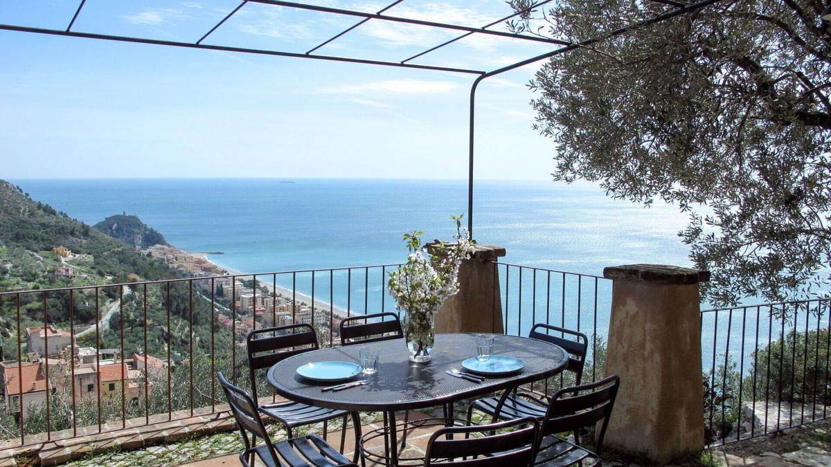 Varigotti House | Stunning private villa for 6 people with WIFI, TV, patio, pets allowed and parking