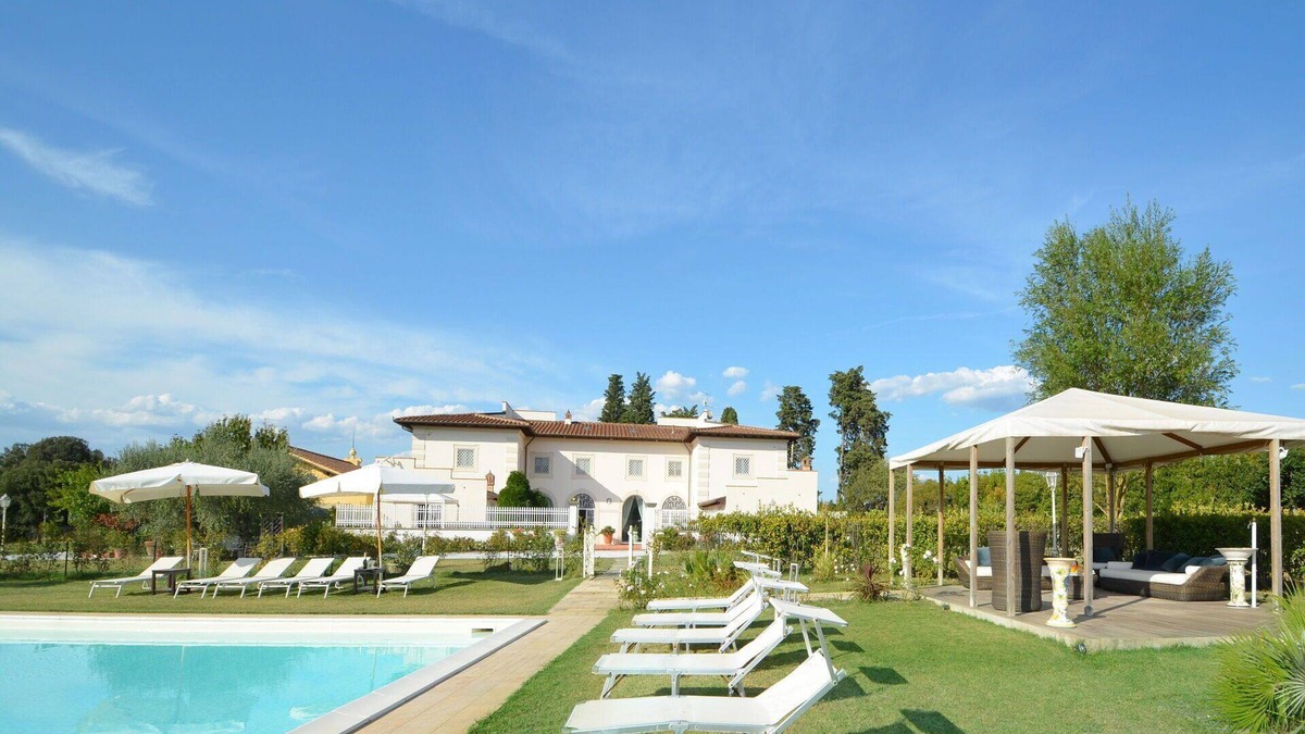 Signa Villa | Stunning private villa for 14 guests with WIFI, A/C, hot tub, private pool and TV, close to Flor.