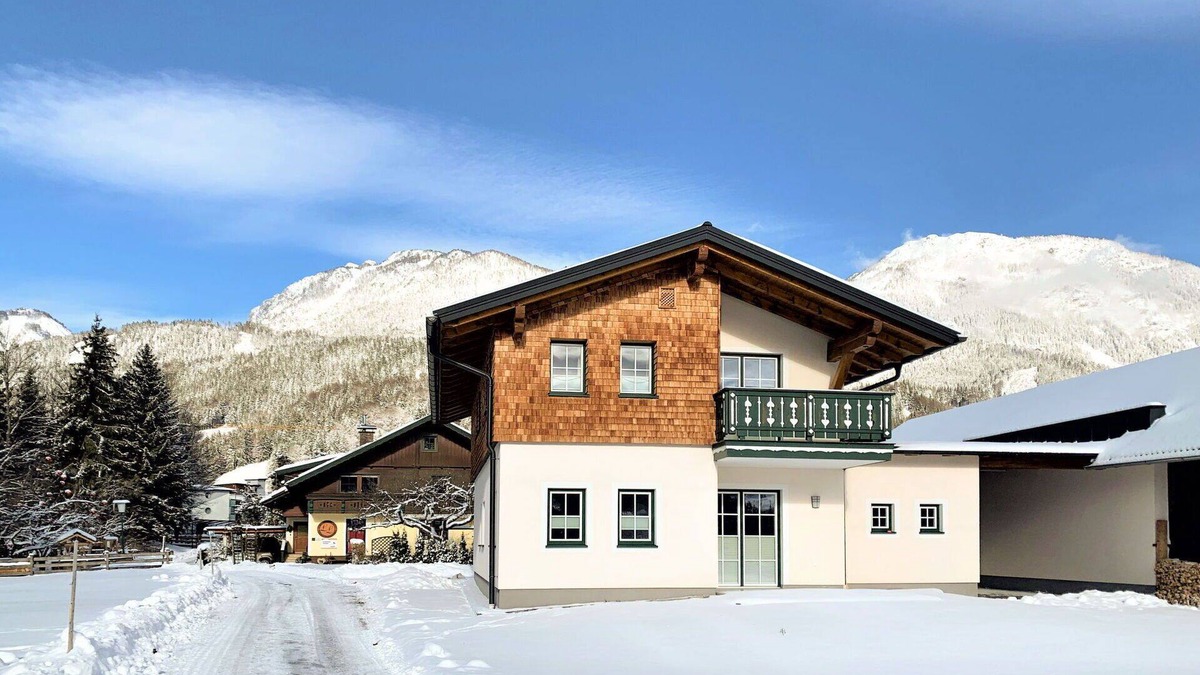 Weissenbach House | Stunning private villa for 8 people with WIFI, TV, terrace, pets allowed and parking