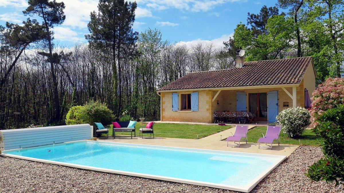 Blanquefort-sur-Briolance Villa | Stunning private villa for 5 guests with WIFI, private pool, hot tub, TV, terrace and pets allowed