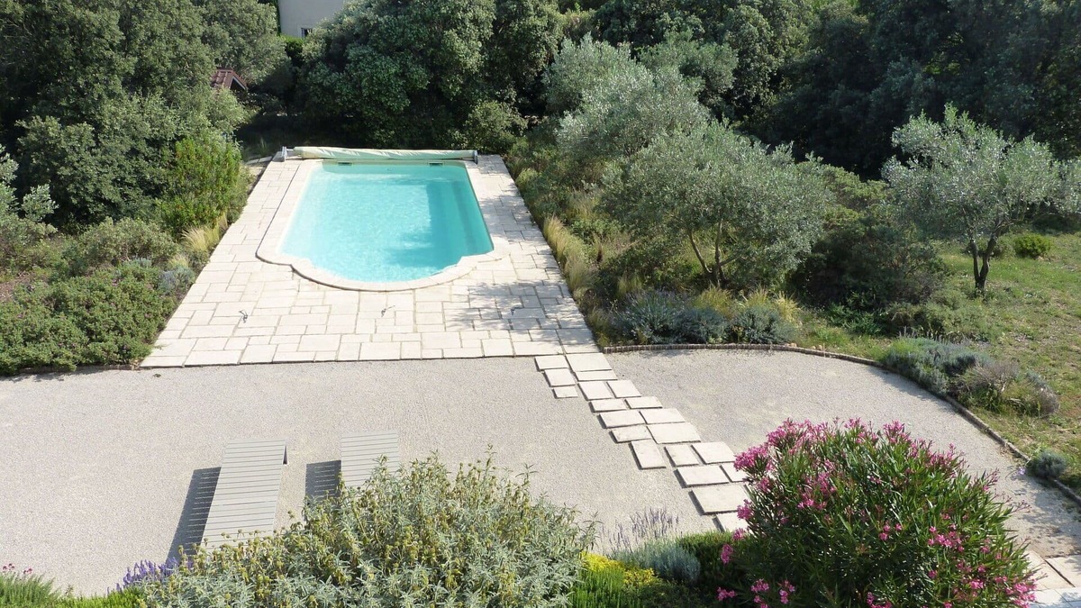 Pujaut House | Stunning private villa for 6 guests with WIFI, private pool, A/C, TV, terrace and parking