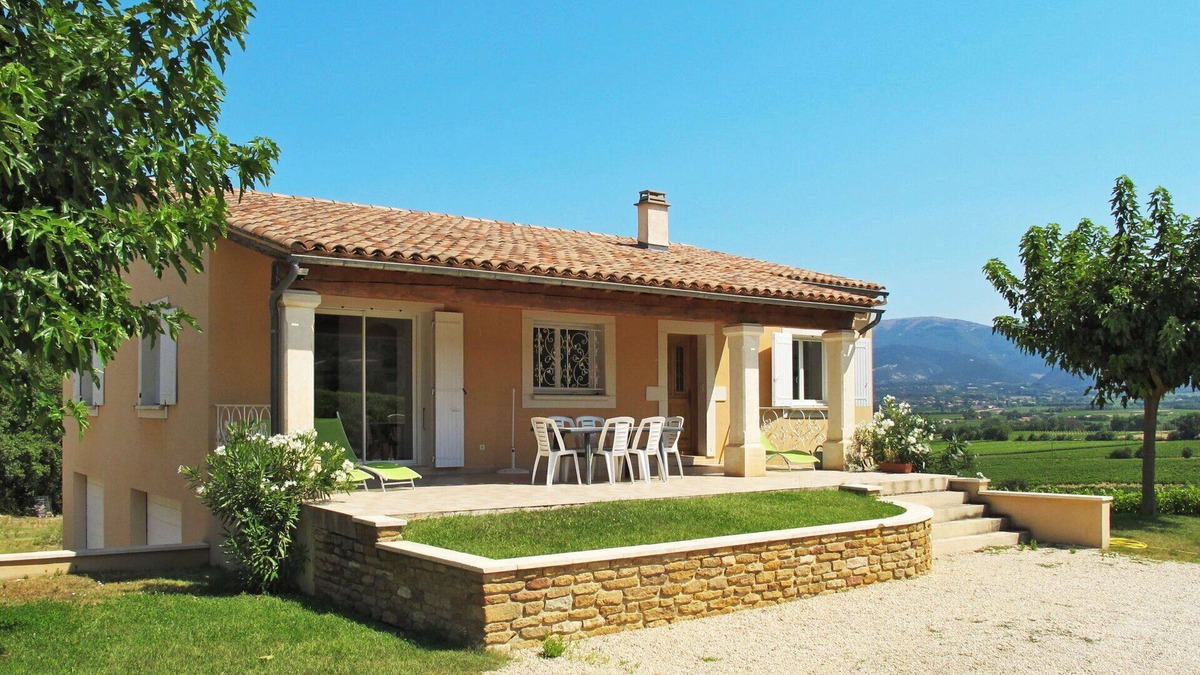 Valreas House | Stunning private villa for 6 people with WIFI, TV, terrace and pets allowed