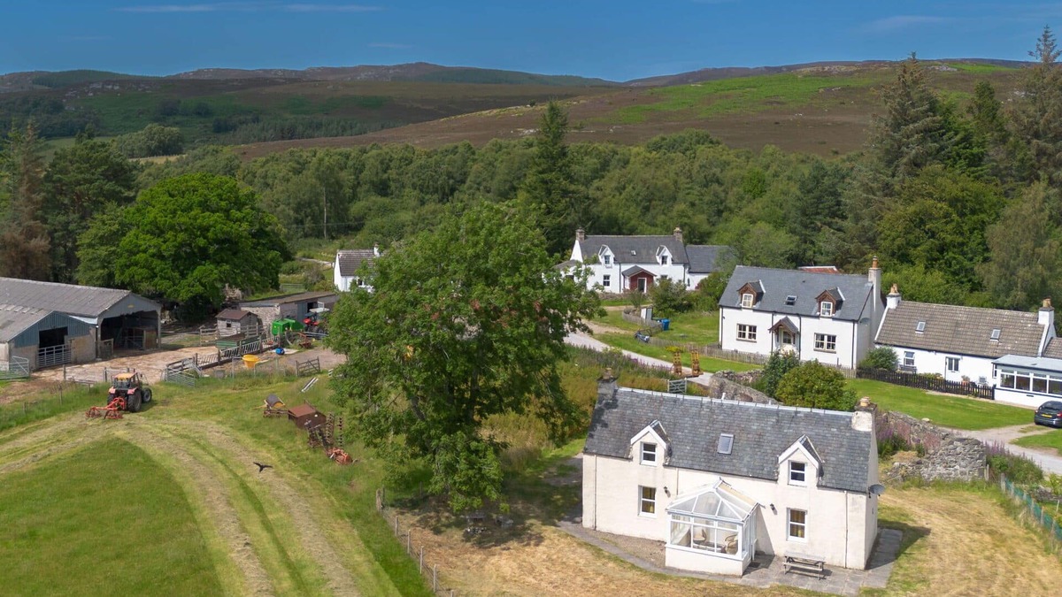 Balnain House | Stunning private villa for 4 people with TV, patio, pets allowed and panoramic view