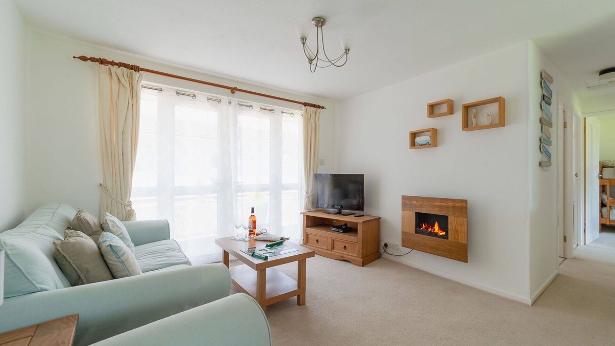 Liskeard House | Stunning private villa for 4 people with WIFI, TV, patio and parking