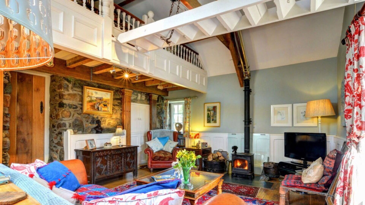 Garndolbenmaen House | Stunning private villa for 4 guests with WIFI, TV, patio, pets allowed, panoramic view and parking