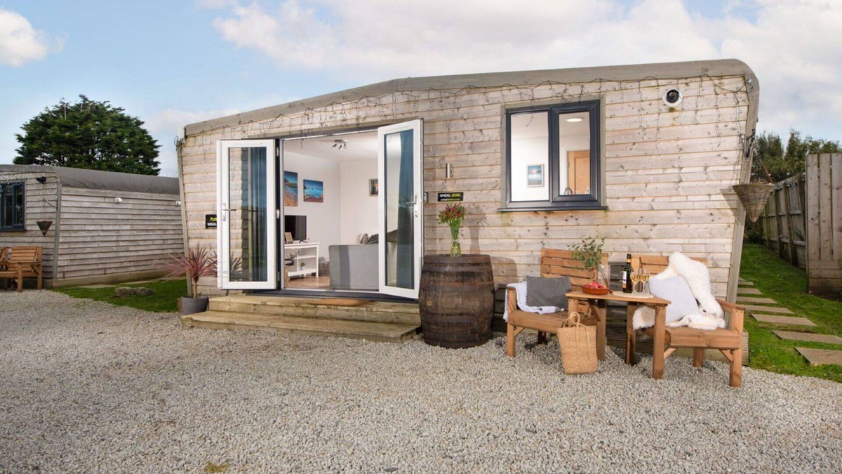 Helford Passage House | Stunning private villa for 4 people with WIFI, hot tub, TV, pets allowed, panoramic view and par.