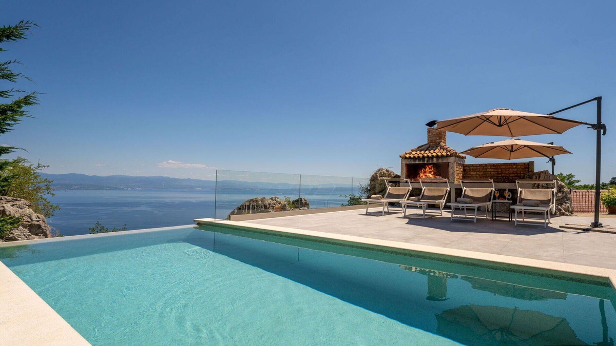 Liganj House | Stunning private villa for 8 people with WIFI, private pool, A/C, TV, terrace and parking